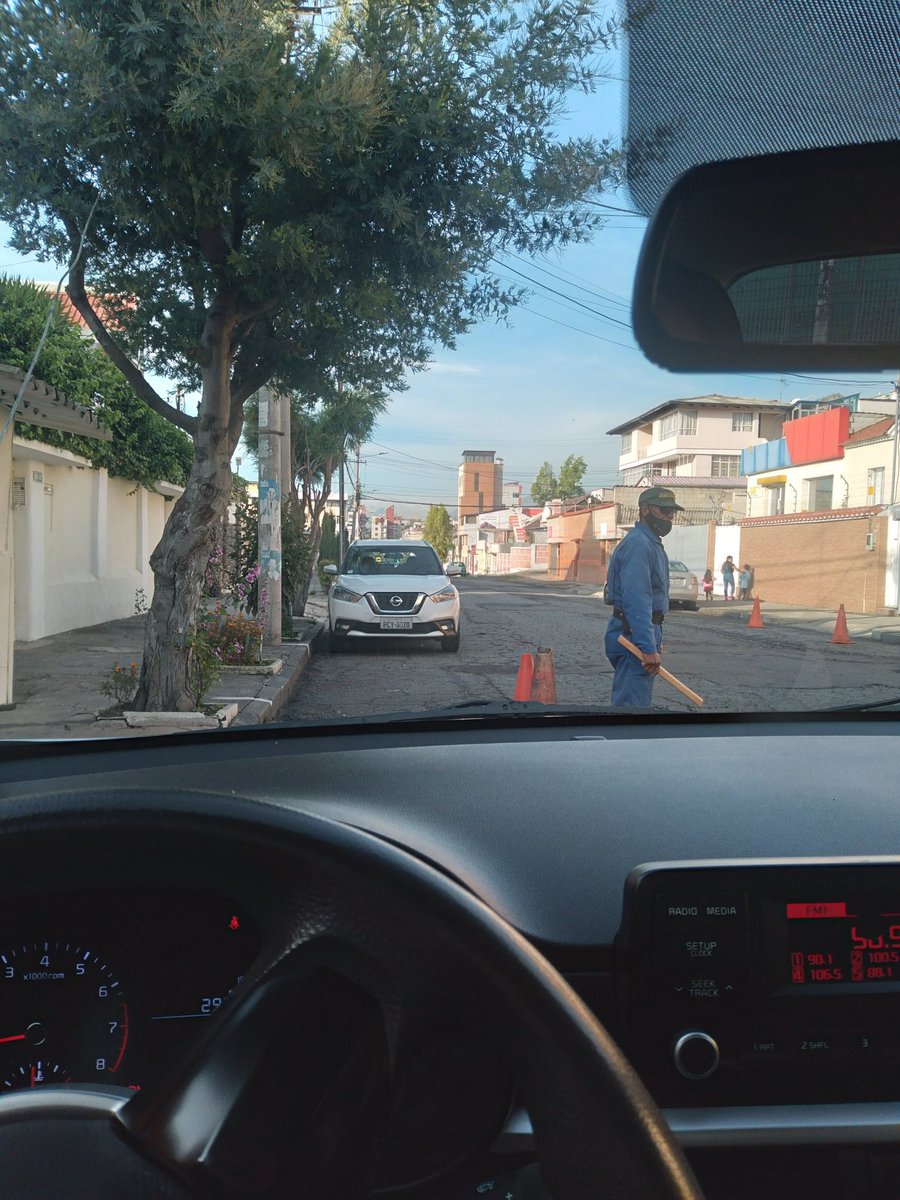 kartiedas's tweet photo. @amcquito @pabelml personas groseras se toman la calle con palos, garita y conos propios en la vía pública. Exigen dinero para parquear vehículos. Calle Toribio Montes y Cuero y Caicedo. https://t.co/O0183XlLxm