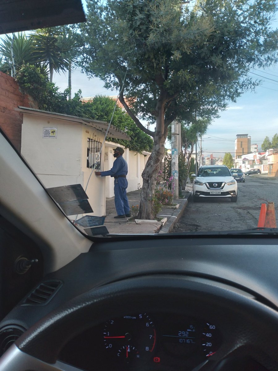 kartiedas's tweet photo. @amcquito @pabelml personas groseras se toman la calle con palos, garita y conos propios en la vía pública. Exigen dinero para parquear vehículos. Calle Toribio Montes y Cuero y Caicedo. https://t.co/O0183XlLxm