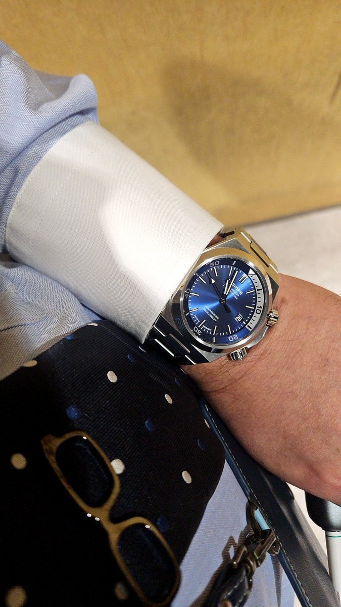 axelaw20's tweet photo. 数日アップするのを忘れるくらい、
多忙ということでしょうか。
やっぱりアイアンウォーカーの
Sun Rayブルーは良い。
#wempe https://t.co/MBhNo6OFNL