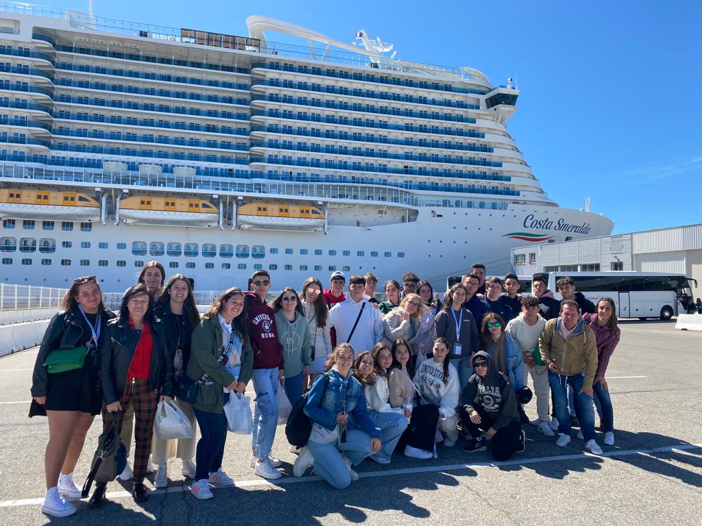 aaronlzc_'s tweet photo. hoy se cumple un año de la mejor semana de mi vida❤️‍🩹🛳️ https://t.co/3e4MJMN1eM