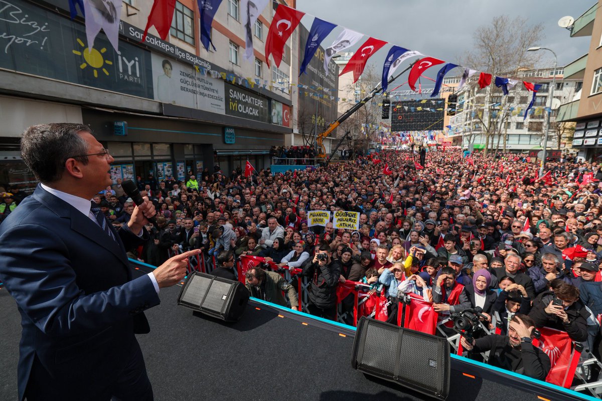 ozgurcelik1919's tweet photo. Genel Başkanımız Sn. Özgür Özel’le son üç haftada İstanbul’da 10. mitingimiz! (Anlık Esenyurt) 

Her biri, sizin Büyük(!) İstanbul Mitinginizden daha coşkulu geçiyor! 

Bilerek alıntıladım ki yalanınızı herkes görsün! 

Sizin gibi gözü, kulağı halka ve sorunlarına kapalı olanlardan doğruları görmesini beklemiyoruz. Bu gerçekler halkımız içindir.