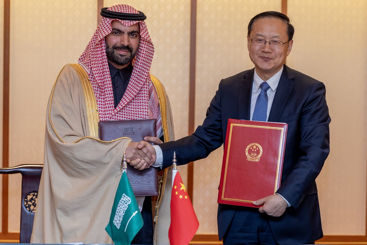 BadrFAlSaud's tweet photo. بدعم من قيادة البلدين الصديقين، التعاون الثقافي السعودي الصيني يبدأ فصلاً جديداً، بعدة اتفاقيات، حيث سعدت بتوقيع مذكرة تفاهم بين @MOCSaudi ووزارة الثقافة والسياحة في الصين لتعزيز التعاون الثقافي، وتعاون @FilmMOC مع مجموعة فيلم بونا الصينية، واستضافة المملكة كضيف شرف في معرض بكين الدولي للكتاب 2024.

#رؤية_السعودية_2030