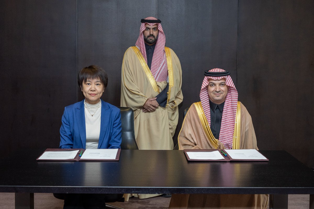 BadrFAlSaud's tweet photo. بدعم من قيادة البلدين الصديقين، التعاون الثقافي السعودي الصيني يبدأ فصلاً جديداً، بعدة اتفاقيات، حيث سعدت بتوقيع مذكرة تفاهم بين @MOCSaudi ووزارة الثقافة والسياحة في الصين لتعزيز التعاون الثقافي، وتعاون @FilmMOC مع مجموعة فيلم بونا الصينية، واستضافة المملكة كضيف شرف في معرض بكين الدولي للكتاب 2024.

#رؤية_السعودية_2030