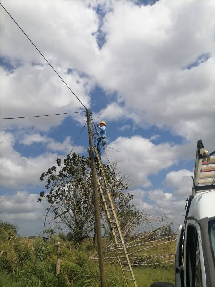 Restableciendo rutas de cable en la zona de Guines. #Etecsa