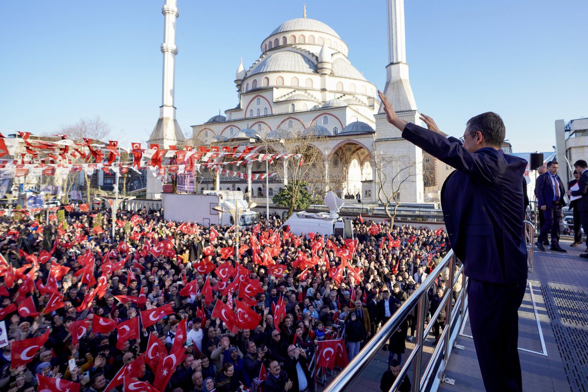 ozgurcelik1919's tweet photo. Genel Başkanımız Sn. Özgür Özel’le son üç haftada İstanbul’da 10. mitingimiz! (Anlık Esenyurt) 

Her biri, sizin Büyük(!) İstanbul Mitinginizden daha coşkulu geçiyor! 

Bilerek alıntıladım ki yalanınızı herkes görsün! 

Sizin gibi gözü, kulağı halka ve sorunlarına kapalı olanlardan doğruları görmesini beklemiyoruz. Bu gerçekler halkımız içindir.