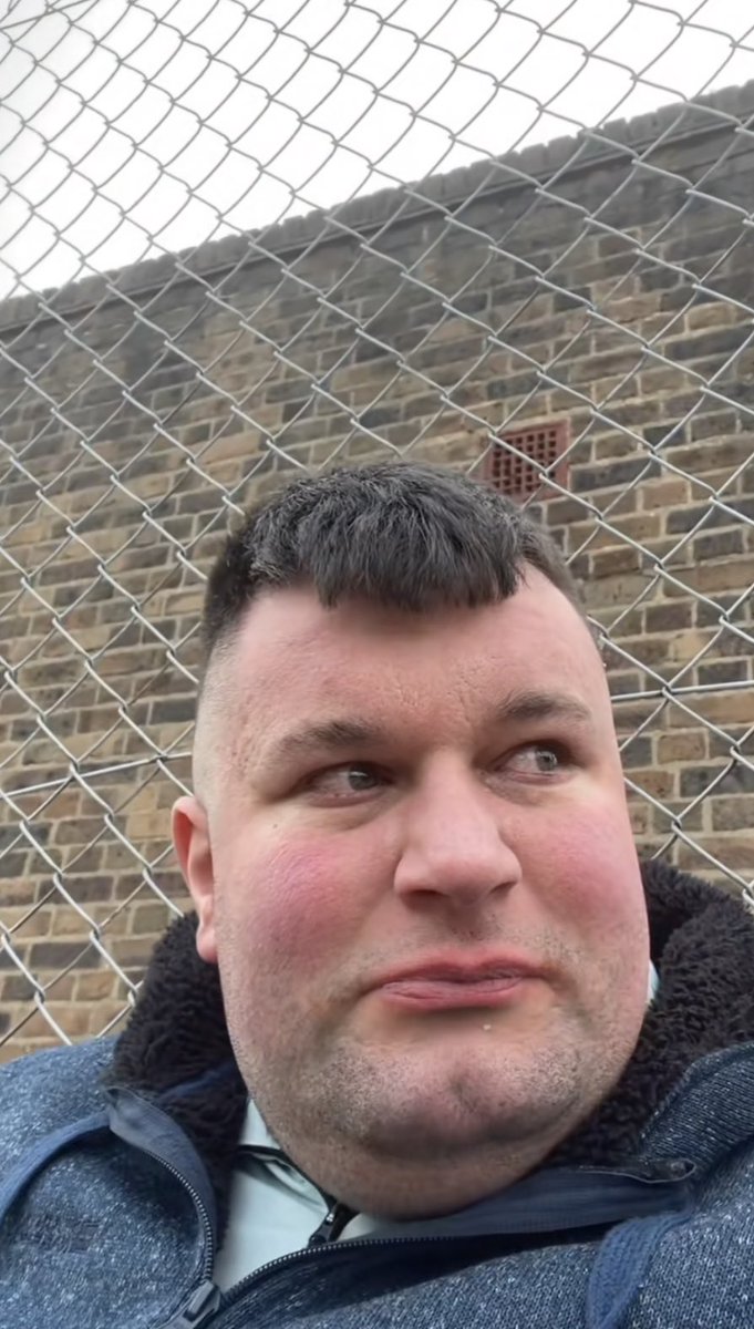 nocontextlee1's tweet photo. Burds waking up to £0.00 in the bank after using the £50 from Temu to pay for their nails https://t.co/hhKXQW5vye