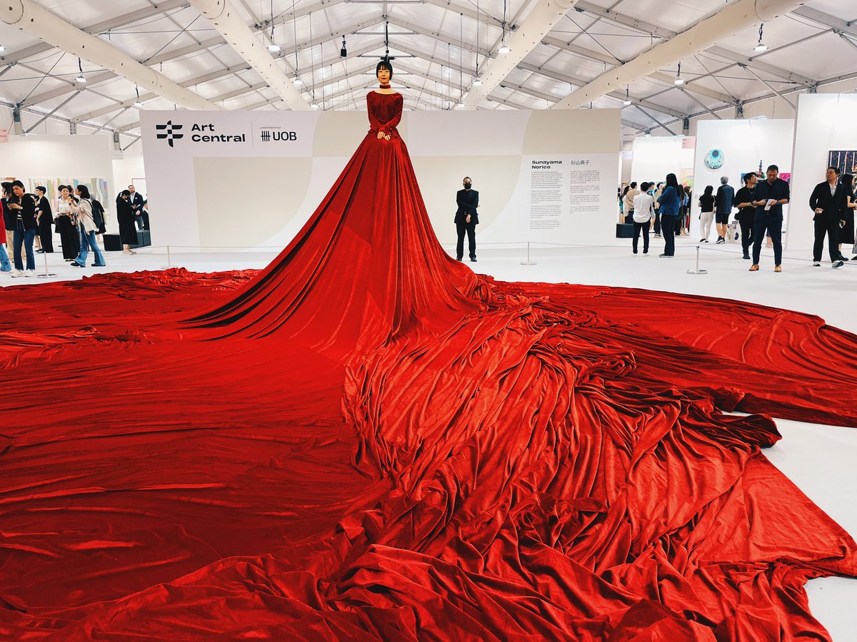 My highlight of today’s #Art Central #HongKong VIP Preview: A #performance by Sunayama Norico called “A Sultry World”. Visitors are invited to participate by going under/into the giant skirt! Phones aren’t allowed inside, where there’s a guestbook you can sign. #ArtCentraHK

We