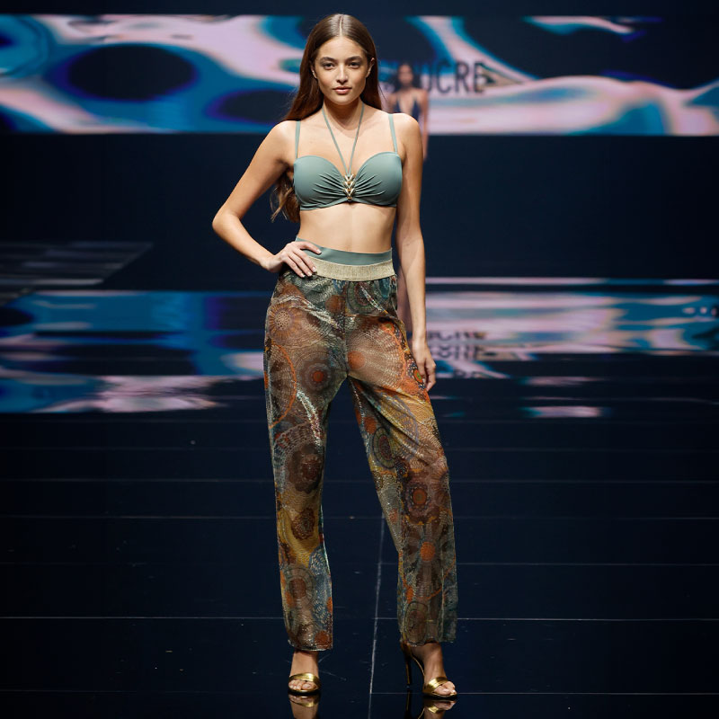 The collection presented by Pain de Sucre at #GranCanariaSwimWeekbyMC, converges between 'gypset' and 'classy' styles. 

Plain colors such as orange or green are combined with themes such as wonderland, the Masai tribe or the gypsy community.

@GranCanariaMC