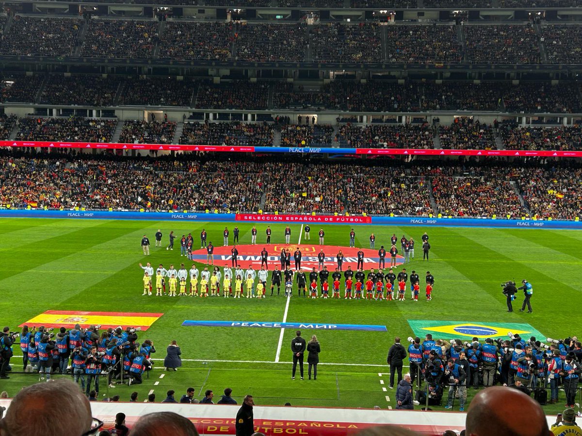 📸 ⚽️ Partido España - Brasil en el Estadio Santiago Bernabeu, por una gran causa, el racismo y la violencia no tienen espacio en este maravilloso deporte. @sefutbol