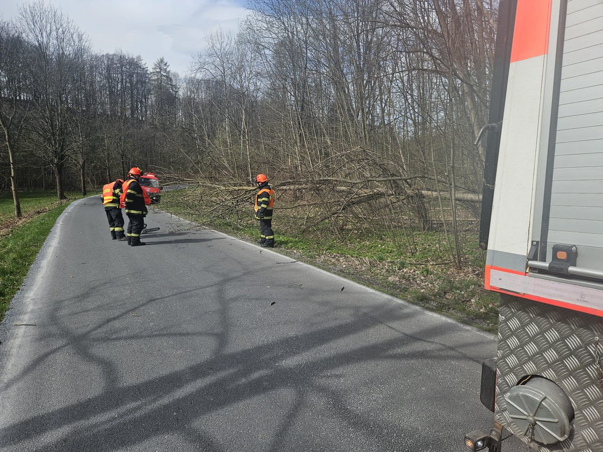 HZulova's tweet photo. 7 / 2024 🧑‍🚒

27. 3. 2024 Technická pomoc Buková - odstranění spadlého stromu

https://t.co/d0gtP567tR

#HasičiŽulová #hasici #hasicina #hasicskeauto #crafter #vw #tatra #bukova #hasicskyvyjezd #firefightercar #firefighter #firefighterposts #firefighterlife #firefighters https://t.co/DSKiTAs2Zk