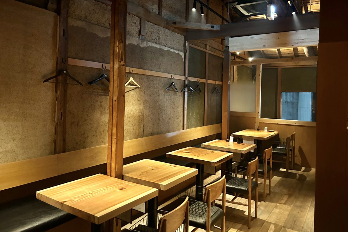 gourmet_nagoya's tweet photo. 新栄にオープンした路地裏酒場『屋根裏』の串焼きが絶品！

名古屋コーチン、和牛、奥三河鶏、野菜巻きなどメニュー豊富

果物を選べる冷凍フルーツサワーも人気。
築60年の古民家を改装したおしゃれ空間で食事を楽しむことができます。 https://t.co/mYV6tzvnAu