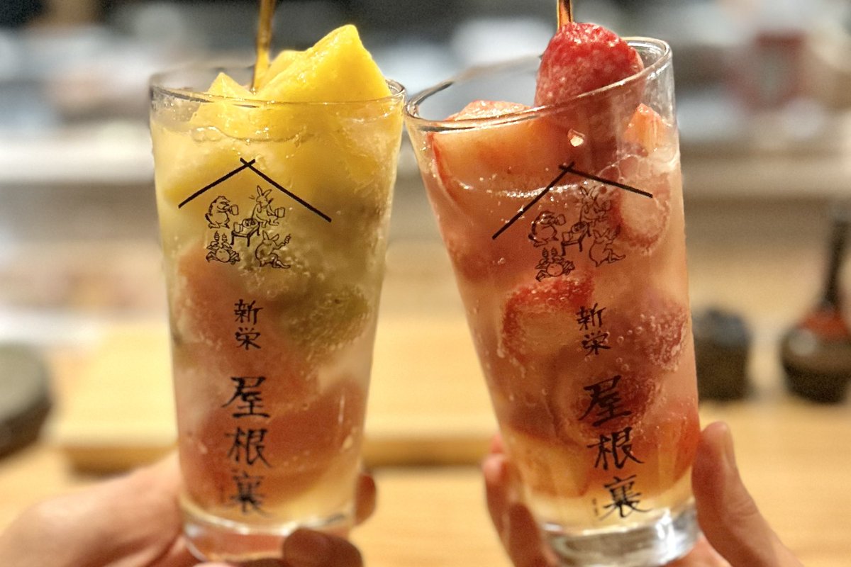 gourmet_nagoya's tweet photo. 新栄にオープンした路地裏酒場『屋根裏』の串焼きが絶品！

名古屋コーチン、和牛、奥三河鶏、野菜巻きなどメニュー豊富

果物を選べる冷凍フルーツサワーも人気。
築60年の古民家を改装したおしゃれ空間で食事を楽しむことができます。 https://t.co/mYV6tzvnAu