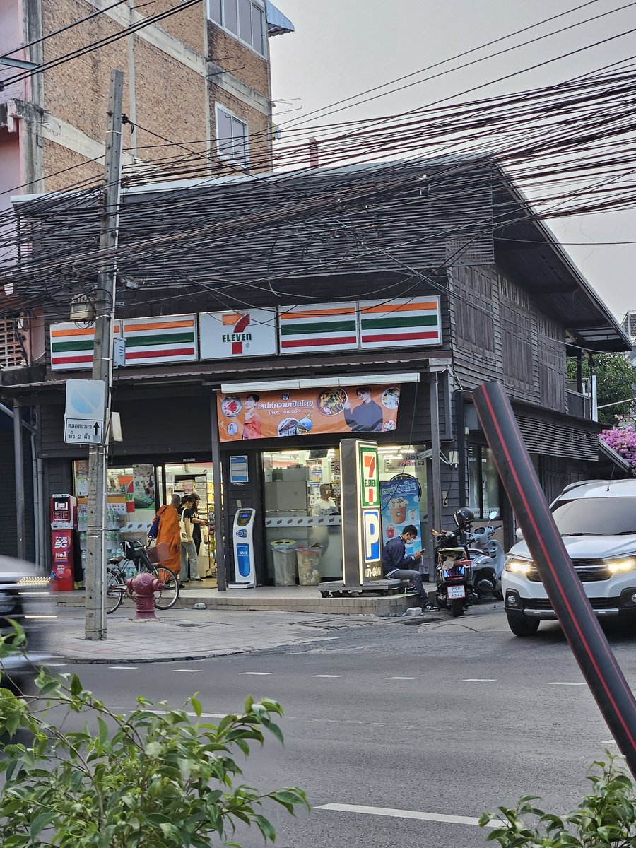 One of the last of its kind a 7-11 in  a wooden house, in the middle of lardprao road.
#oldbangkok #seveneleven  #lardprao #thaiwoodhouse #disappearingbangkok