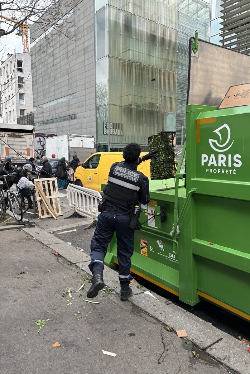 #Sauvettes | Avec @jpdaviaud et @KevinHavet pour une opération @PMdeParis de lutte contre la vente à la sauvette Ce matin au marché Barbès : 👉🏻 Eviction des vendeurs à la sauvette 👉🏻 Présence rassurante et sécurisation du marché 👉🏻 Mise à la benne des marchandises abandonnées