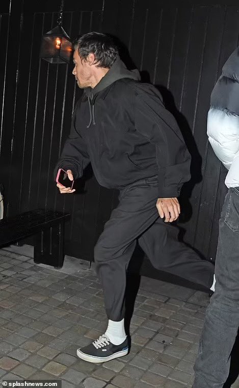 bbyloverry's tweet photo. was he running lmaooo https://t.co/qb9DzGvTJG