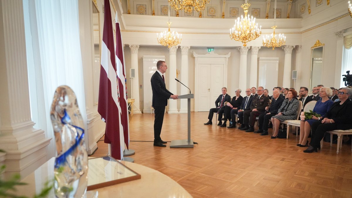 @VairaVF saņem Latvijas Transatlantiskās organizācijas balvu par ieguldījumu Latvijas dalībai #NATO Vairāk informācijas: 💬: president.lv/lv/jaunums/vai… 📸: flic.kr/s/aHBqjBiX4E