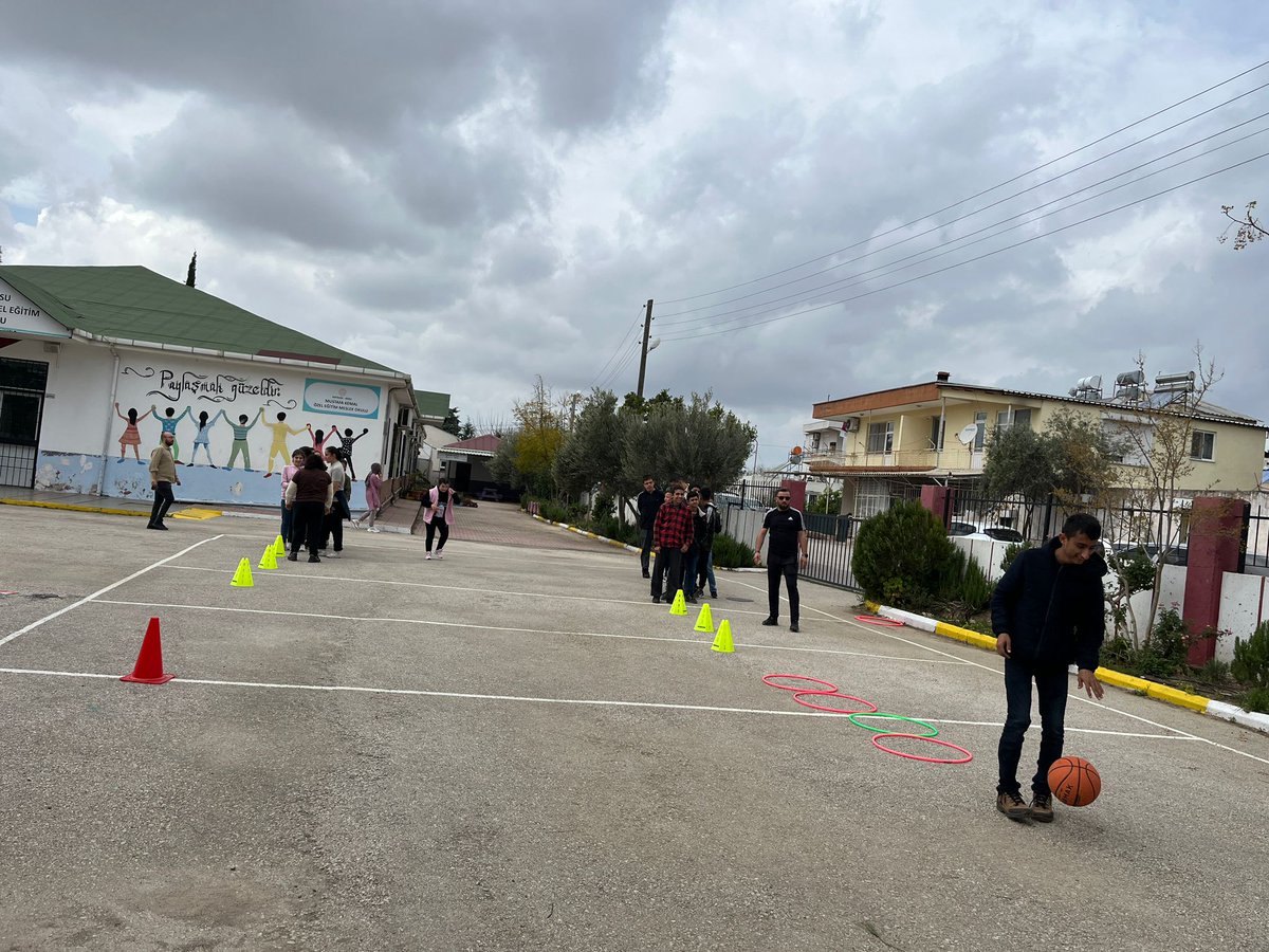 GSB_Antalya's tweet photo. Aksu ilçemizde gerçekleştirdiğimiz,"Mutlu Çarşamba"projesi kapsamında, Aksu Halk Eğitim Merkezi Şahin Harun Kırbıyık Kurs Merkezinde eğitim gören Akdeniz Otizm Spor Kulübü öğrencileri, buluştuk. Onlar eğlendi, biz mutlu olduk. https://t.co/xWvVZqaD48