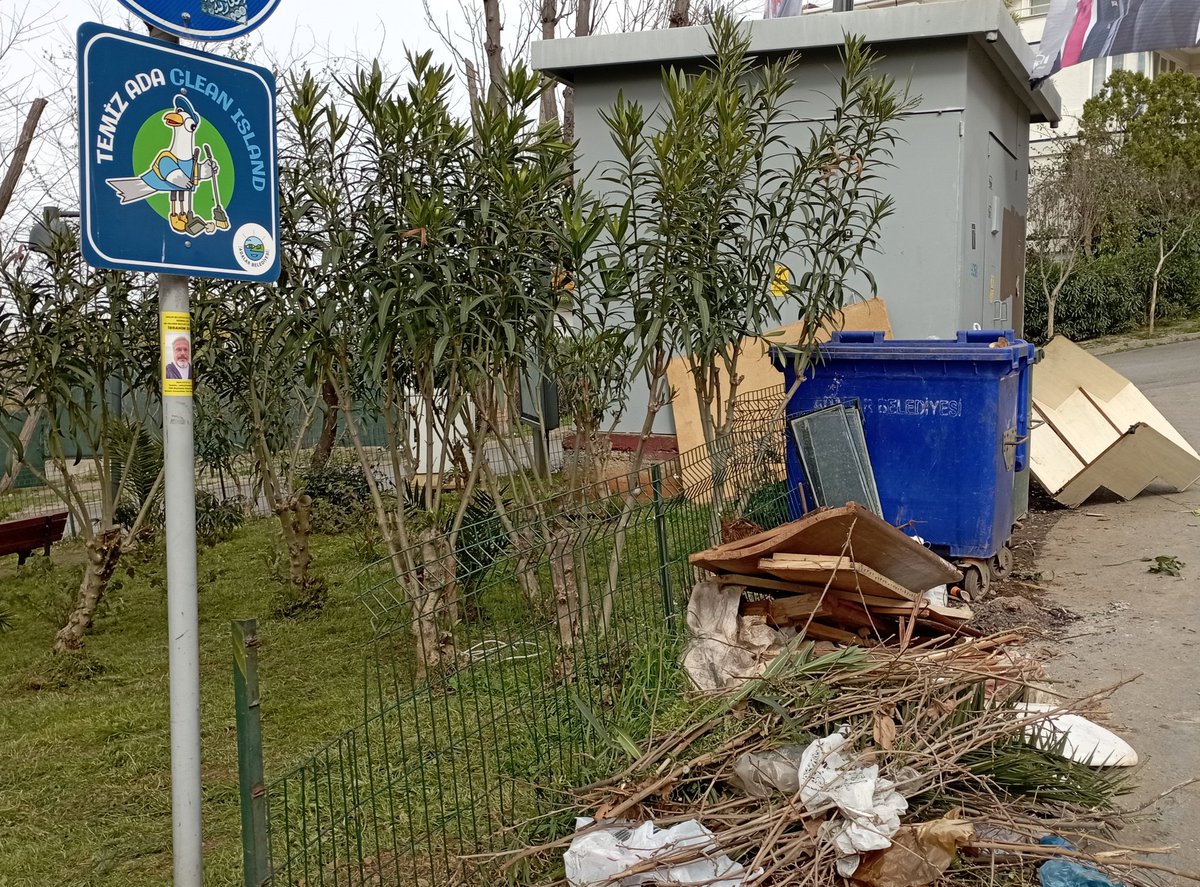 Temiz Ada tabelası asmakla Ada temiz olmuyor. Heryer çöplük, yazık günah bu insanların haline. Adalar Belediye Başkan Adayı @Ahmetzkarabulu1 İstanbul Büyükşehir Belediye Başkan Adayımız @avidrissahin @alibabacan @A_HakanAgaoglu @devapartisi @istanbuldadeva