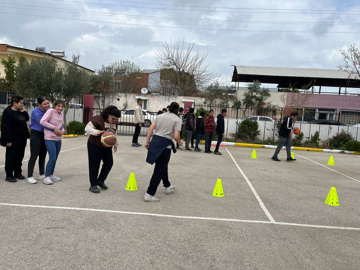 GSB_Antalya's tweet photo. Aksu ilçemizde gerçekleştirdiğimiz,"Mutlu Çarşamba"projesi kapsamında, Aksu Halk Eğitim Merkezi Şahin Harun Kırbıyık Kurs Merkezinde eğitim gören Akdeniz Otizm Spor Kulübü öğrencileri, buluştuk. Onlar eğlendi, biz mutlu olduk. https://t.co/xWvVZqaD48