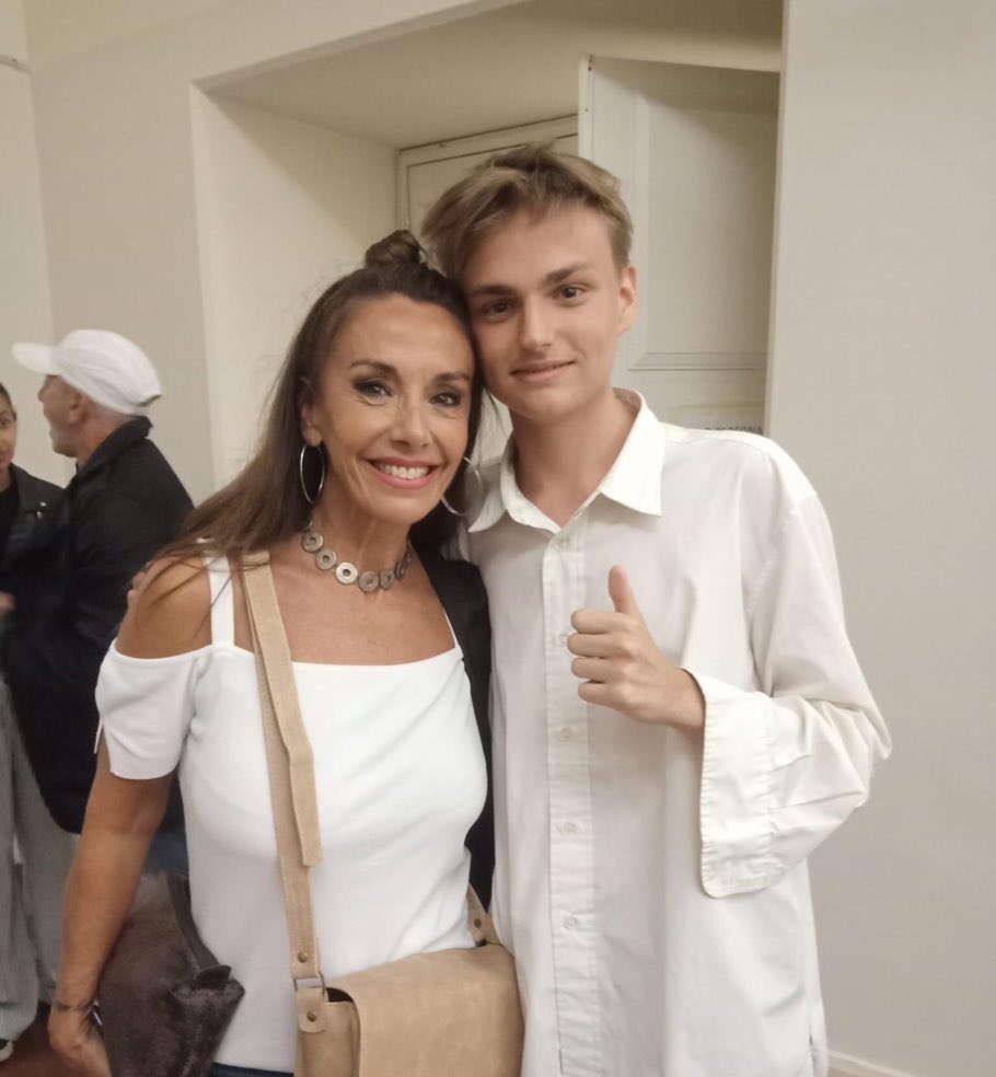 martinfperio's tweet photo. Aquí con la actriz Viviana Saccone.... no puedo acreditar tanta belleza!! Mamma Mía que mujer tan guapa!! Ojo ….. y talentosa !!! Luego de ver la genial comedia #ElBotones . Enero del 2024 . @vivisacconeok @aldofunes @vivicanosaok #TeatroProvincial https://t.co/I2PGzKASAI
