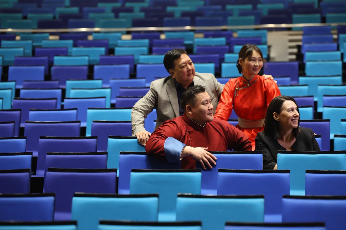 Дэлхийн театрын өдрийн мэнд дэвшүүлье!