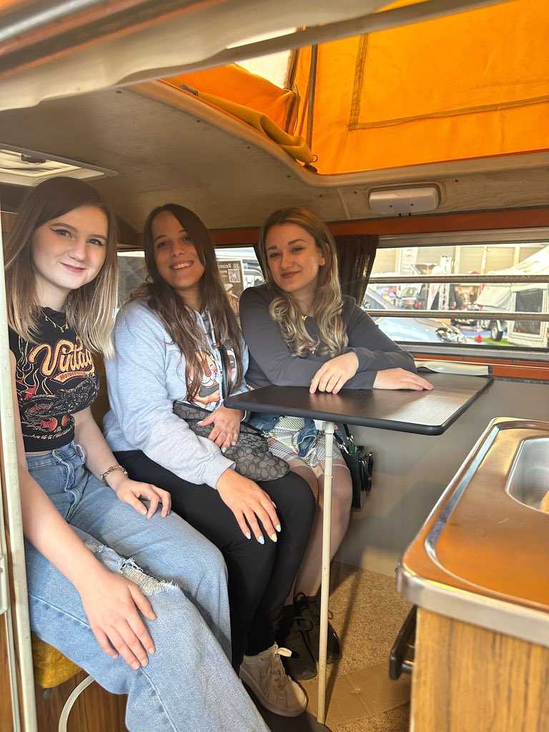 hallo_alexa_ tweet media