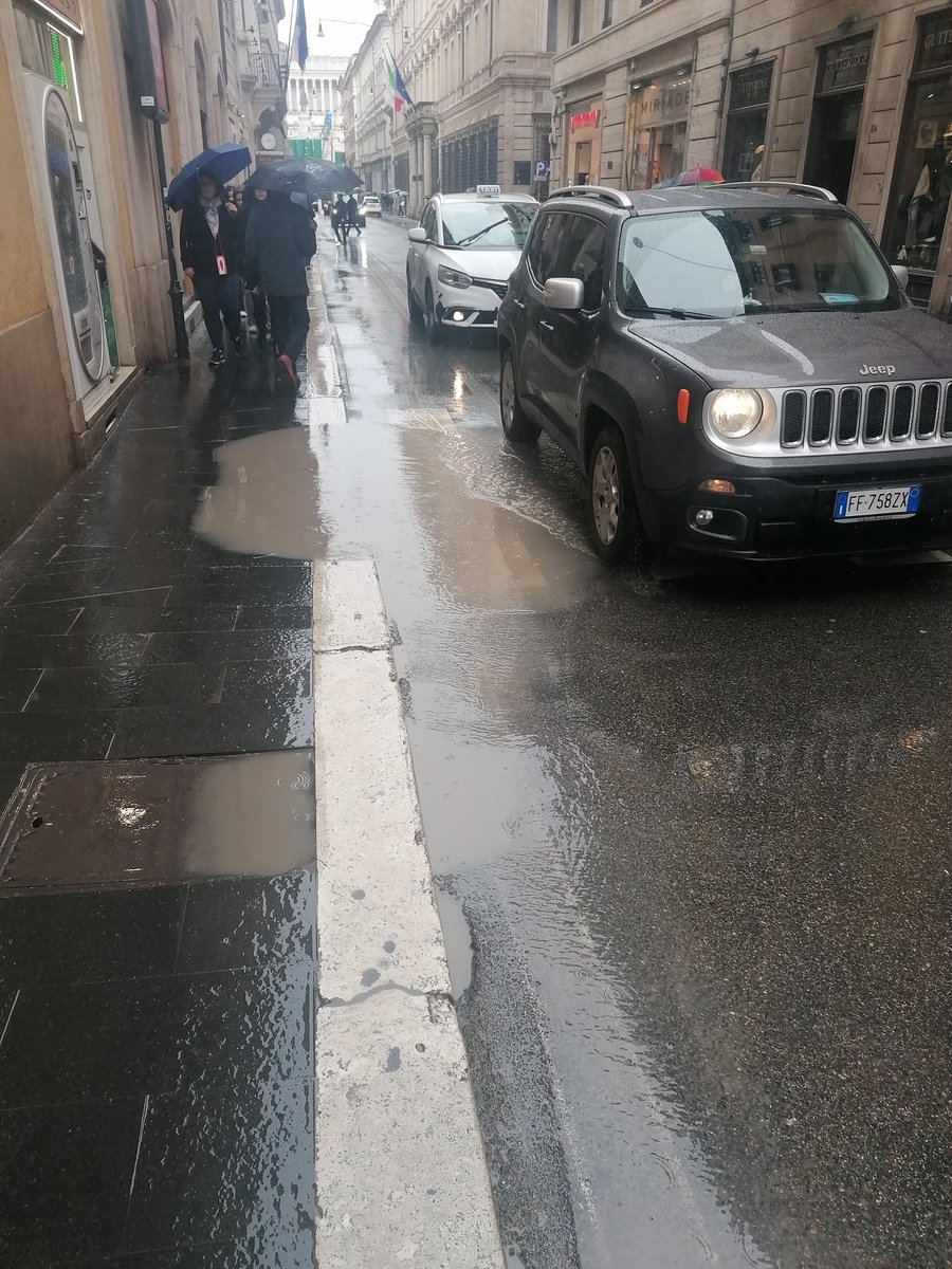 Appello di romani e turisti al sindaco di #Roma @gualtierieurope e alla @PLRomaCapitale: ma questa super pozzanghera su #viadelcorso, proprio sull'attraversamento pedonale, non si riesce proprio a eliminare?