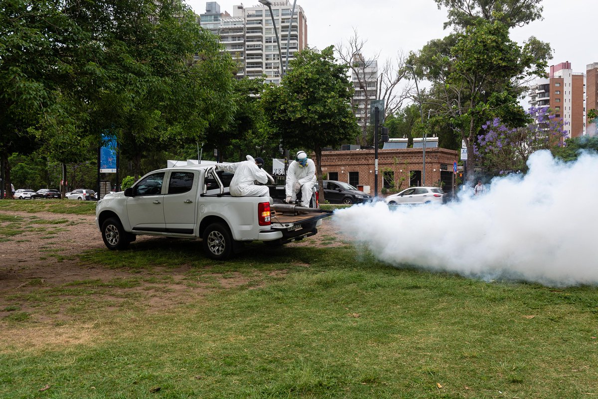 OPERATIVO DE FUMIGACIÓN 🚫🦟🚫 Las tareas se hacen en forma periódica en parques y plazas. 📍🌳 Hoy fumigamos en Parque España, Parque de las Colectividades Parque Sunchales, y plaza 25 de Mayo. 🗓 La agenda de operativos continúa así ➡ bit.ly/499Q7Gr