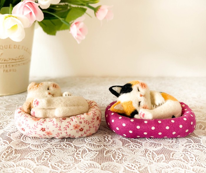 carnivalnyan's tweet photo. 羊毛フェルトで【スコちゃん】と【三毛猫さん】の
ニャンモナイトを作りました♪
ベッドの中でスヤスヤおやすみなさい＾＾

先ほどminneさんの方へ出品しましたので
宜しかったら覗いて見て下さい♪ https://t.co/QrlttOnW3H