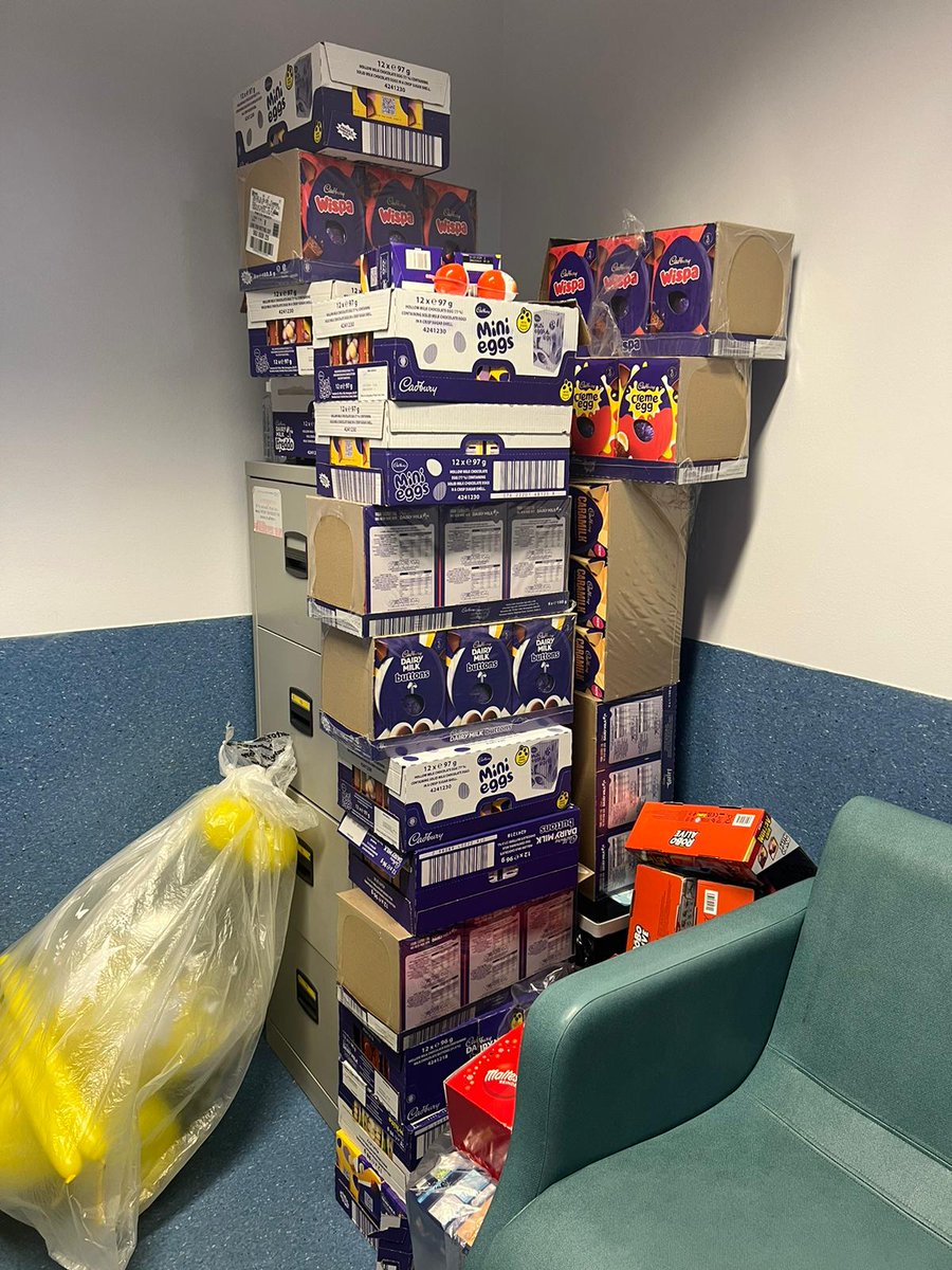 Thank you @Tesco for such a generous donation for Major Trauma. A little bit of kindness goes a long way and also my office never looked so good. Can't wait for the easter bunny to share these out🐰🐣 @JamesPovey1 @RebsMc1 @NUHSurgery @nottmhospitals