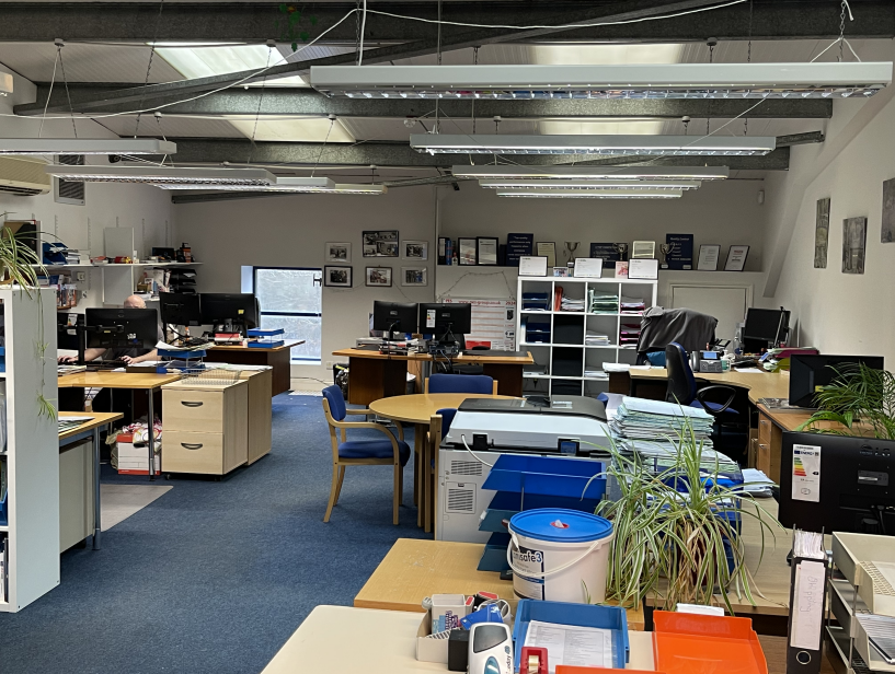 EachEstate's tweet photo. #Office #Warehouse #Storage #Industrial
#GU8 #Wormley
Combe Lane To Long Lease 943 - 1,886 sf
https://t.co/RGGesShLba
A modern unit built in the early 21st c. Steel frame with profiled insulated roof panels..
An established estate just off the main A283 road to Milford, A3.. https://t.co/l4L8OqNA14