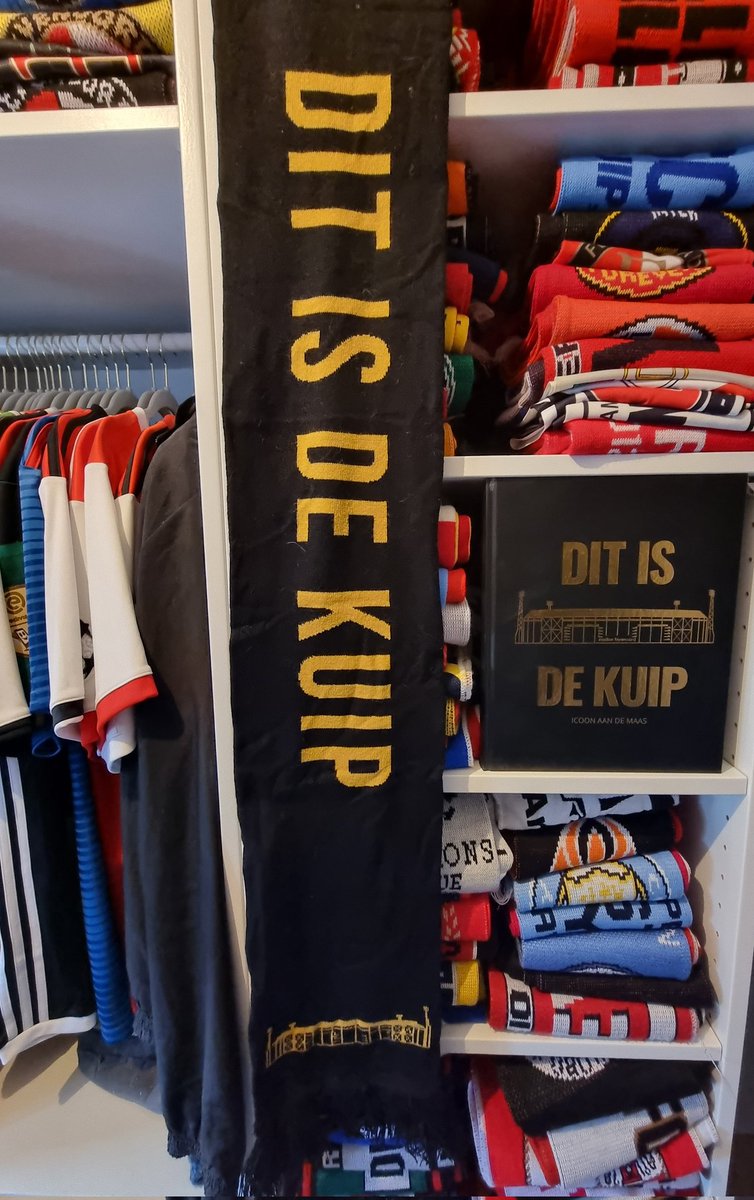 FR12Patrick's tweet image. Vandaag is De Kuip jarig en laat ik 'toevallig' nog een doos vol met zeer licht beschadigde exemplaren van het boek 'Dit is De Kuip' (tweede druk) dat Berne van Leeuwen en ik in 2020 uitbrachten op zolder hebben staan.

Naar mijn weten nergens meer te koop, maar wel nog hier te…