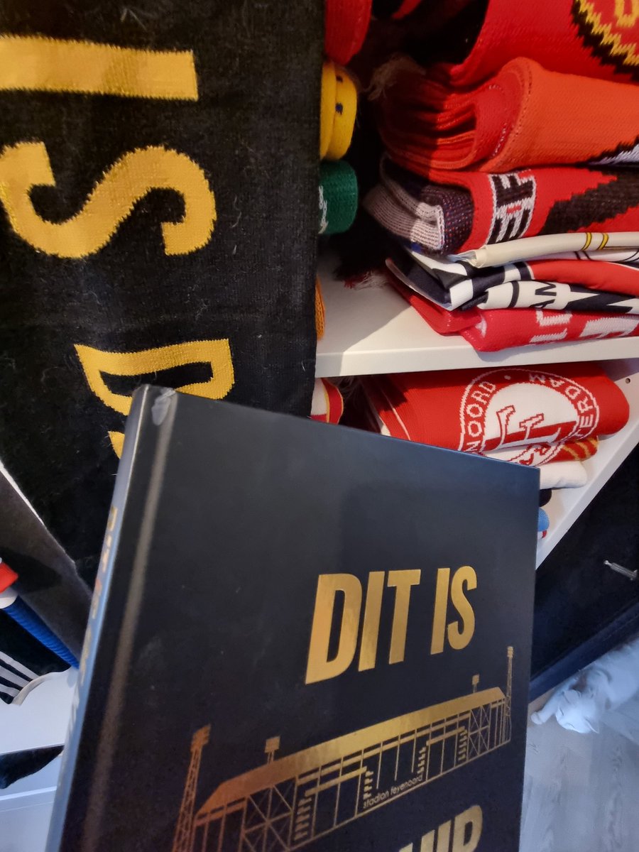 FR12Patrick's tweet image. Vandaag is De Kuip jarig en laat ik 'toevallig' nog een doos vol met zeer licht beschadigde exemplaren van het boek 'Dit is De Kuip' (tweede druk) dat Berne van Leeuwen en ik in 2020 uitbrachten op zolder hebben staan.

Naar mijn weten nergens meer te koop, maar wel nog hier te…