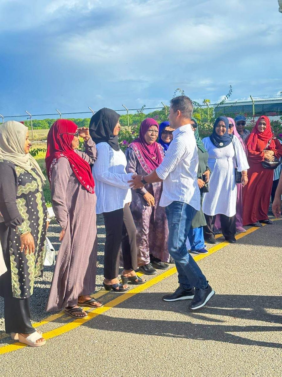 dreamsibbe's tweet photo. ރޯދަމަހިގެ މިހުނު އާވިގަނޑި މިދާއިރައި ރައްޔިތުން މަށަ ތިކިއުއްވި ހުނު މަރޮހަބާށަ ހިތެ އަޑިއެން އިހްލާސްތެރި ކަންމާއެއްކޮހޮ ޝުކުރު އަދާ ކެރަން.
ތިހުށައި ރައްޔިތުންގެ ޚާދިމަކުގެ ގޮތެއި ވަރޮބަލިކަމައްނޭތީ ހިންނާހިން ކަމިގެ ފުރިހަމަ ޔަގީންކަން ދެން.
#Ibbe https://t.co/IlMV2r9TO5