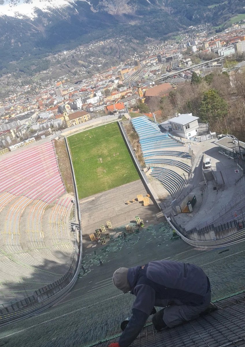 Demontaż igelitu na Bergisel w Innsbrucku rozpoczęty. Może w końcu linie na zeskoku będą wskazywać faktyczne parametry skoczni.