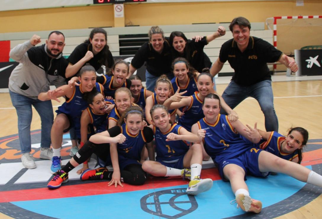 FCBQtecnic's tweet photo. SELECCIONS | 🏀DONES VALENTES‼️
Les Minis viuen un Campionat d'Espanya on viuen tensió, nervis, pressió, il·lusió, companyarisme, patiment, unió....i al final ÈXIT. El més important és la feina ben feta amb medalla o sense. 
📷D. Jovellar   
#PlanetaMini2024 #CatalunyaBQ https://t.co/7gJDYV96Wz