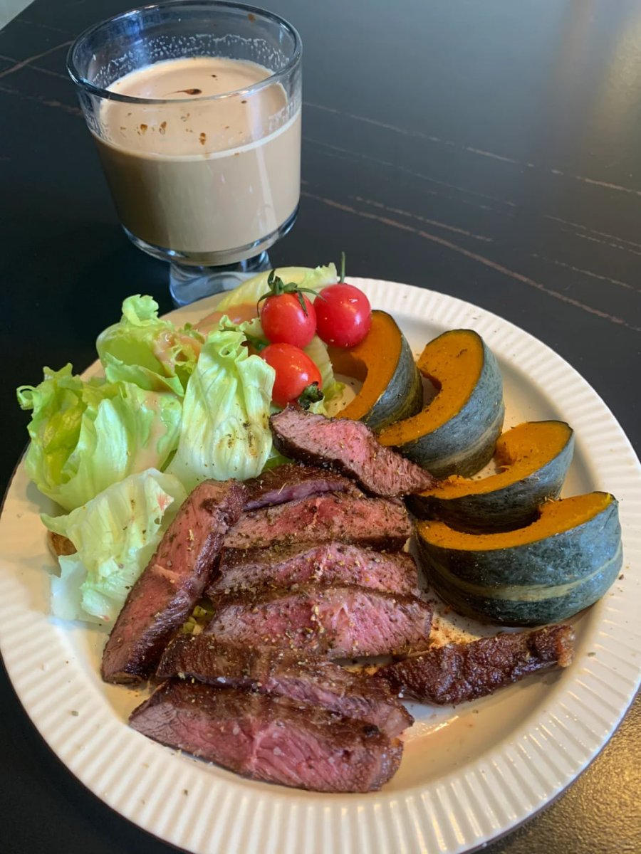 Fry a tendon, steam a pumpkin, two slices of lettuce, and a cup of latte
Simple presentation, minimalist combination of everything, a wonderful day for lunch