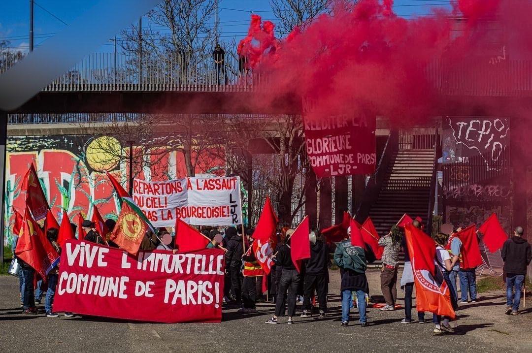Cause_du_Peuple's tweet photo. 🔴⚡ Le site d'information international Red Herald partage les photos de la manifestation d'hommage à la Commune de Paris, qui s'est tenue à Saint Etienne ce samedi. Vive la glorieuse Commune de Paris ! 🚩

https://t.co/o8gcj2sR2e https://t.co/3DTi7cBL9U
