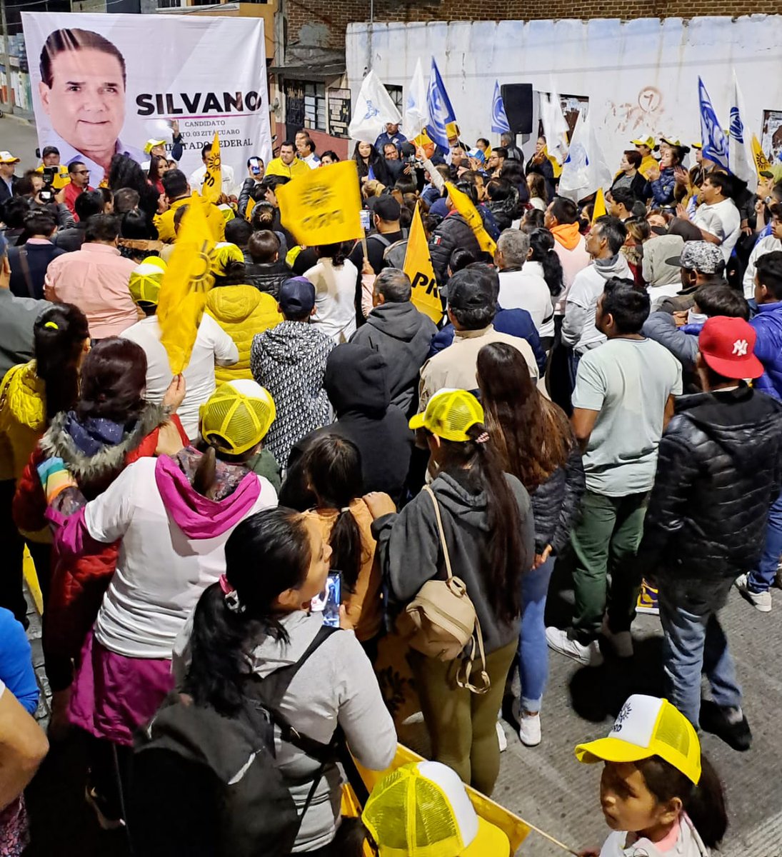 Soy hombre de convicciones sólidas y con su ruta definida. Estaré en el #CongresoDeLaUnión, guiado por los postulados de la verdadera izquierda, defendiendo al país, trabajando hombro con hombro con @XochitlGalvez para devolver a l@s mexican@s la dignidad y la paz. No hay…