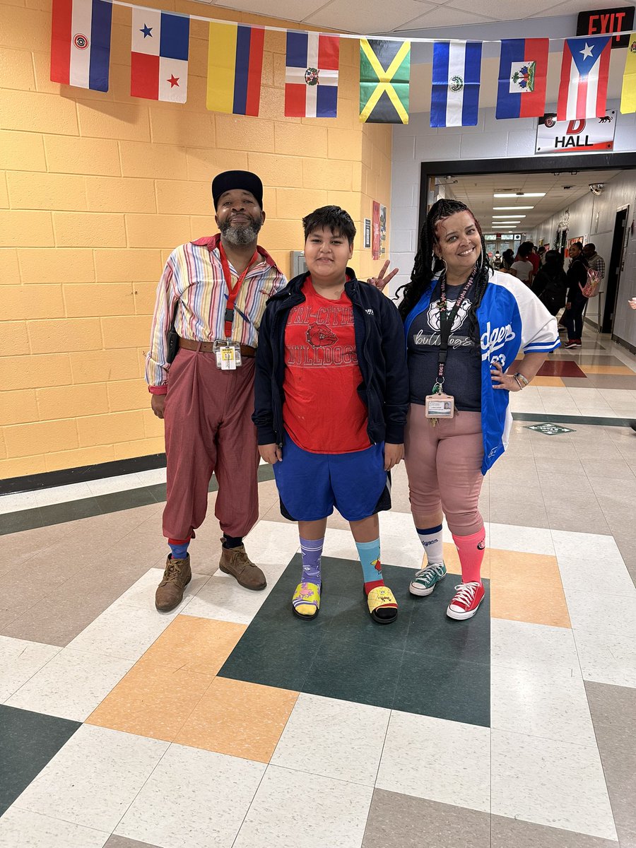 We are celebrating PBIS Spirit week and why mot be a little “wacky tacky” 😜🤪😝with our 7th grade scholar and dean Washington @prin_pauldwest @APRagland @revels_theresa @LennetteJones