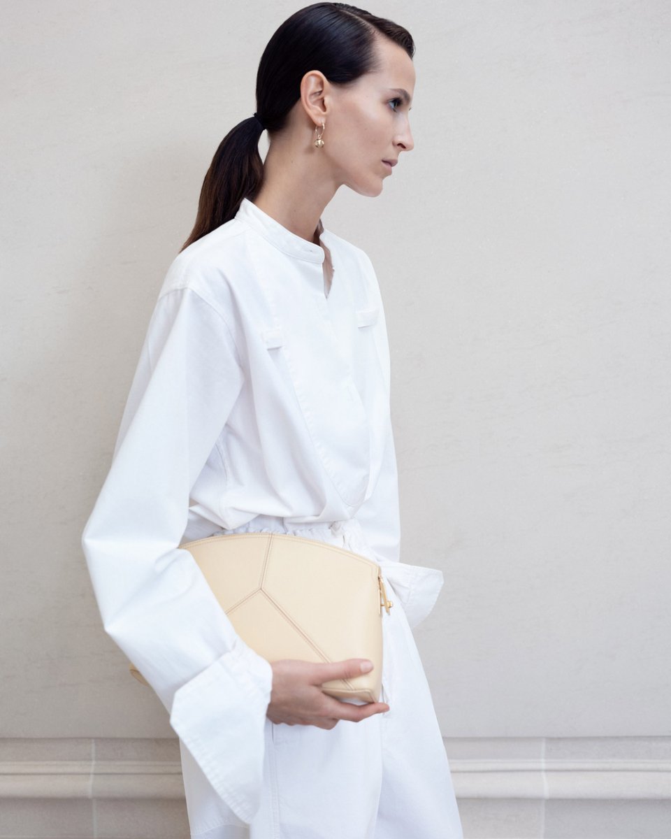 Crisp shirting, effortlessly styled with the new Victoria clutch. Discover #VBSS24 >> victoriabeckham.visitlink.me/caMVWV