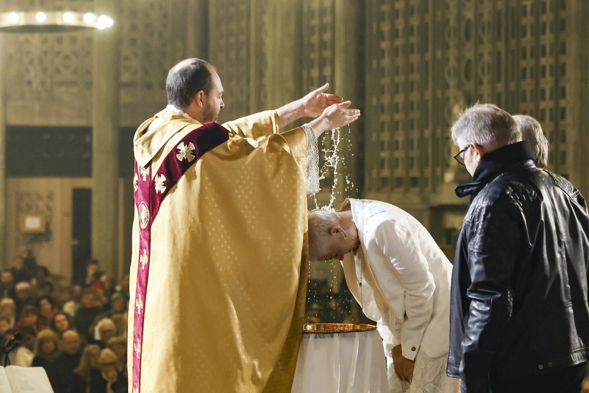 Plus de 7000 adultes seront baptisés en France, cette année, lors des célébrations de Pâques, soit une augmentation de 31 % par rapport à 2023 L'Église catholique y voit une «tendance de fond» liée à «une véritable soif spirituelle» ➡️ l.leparisien.fr/Y3Kt