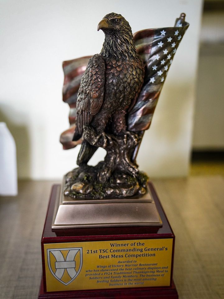 Congratulations to the Wings of Victory Warrior Restaurant for winning the FY24 21stTSC CG's Best Mess Competition! The 21stTSC DCO, Col. Allsion, presented the award to the Wings of Victory staff for their exemplary work during Thanksgiving. 

#StrongerTogether #FirstInSupport https://t.co/7DvG1WFfBr