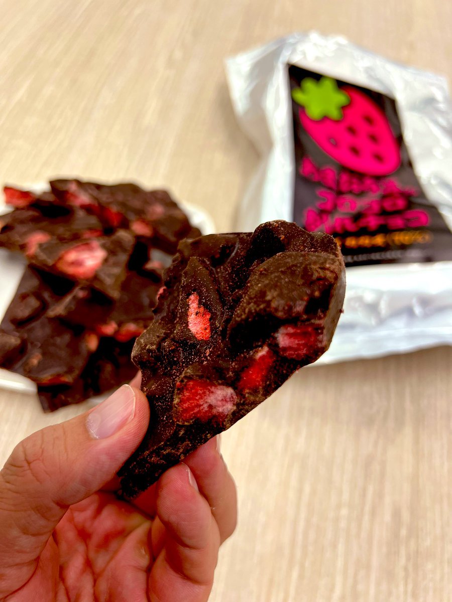 itoking_ichigo's tweet photo. 皆さま🙋‍♀️
#サンシャイン池袋 店が昨日(26日)にオープンして、順調にスタートした🙇‍♀️しかも、特製あまおう苺アメ目当てで 行列になるなど2日目も着実に進められている🙇‍♀️

まだまだこれからだけど、社長が心配してたみたいで(行列を)凄く喜んでて、これは伊都きんぐファンのおかげだ！！と決めつけていて😅オープン成功 感謝記念！！で大人気のゴロゴロ割れチョコ、訳アリを感謝価格でX、メルマガでお届けしたい！！と💦

いくらで？と聞くと
2800円の史上最安値で！と、、。流石にやり過ぎ、、、と伝えといた🙇‍♀️

社長の男気に水を差してすみませんが、訳アリでも感謝価格でも、部長として許可できない🥺明日に社長ともう一回話して、3000円で手を打つ予定🔥

悪魔的に美味しい！割れチョコを、特別割引で明日(28日)ご準備予定🙇‍♀️🙇‍♀️🙇‍♀️