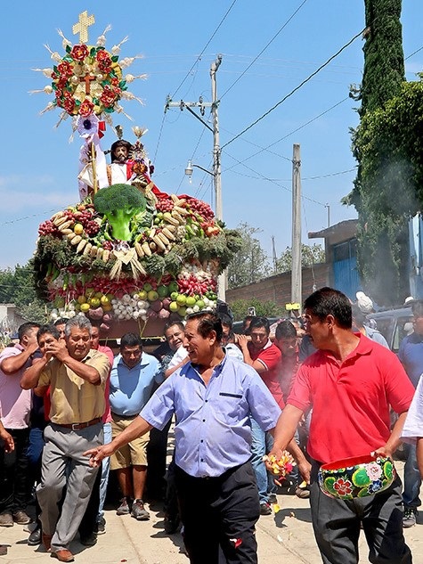 ElVeganToday's tweet photo. Después de confirmarse el veganismo de Jesucristo, este año saldrá por primera vez en la procesión de la Madrugá de Sevilla la cofradía del Cristo del Brócoli Empático. https://t.co/f7ResLTGKB