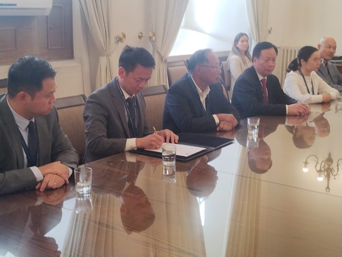 Ayer junto a representantes de la Sociedad Beneficencia Comunidad China, su presidente Jinhe Zeng y dirigentes Campamento Manuel Bustos, Olga Estay y Cecilia Manzano, recorrimos La Moneda, y concretamos donación para la reconstrucción después del grave incendio en Viña del Mar