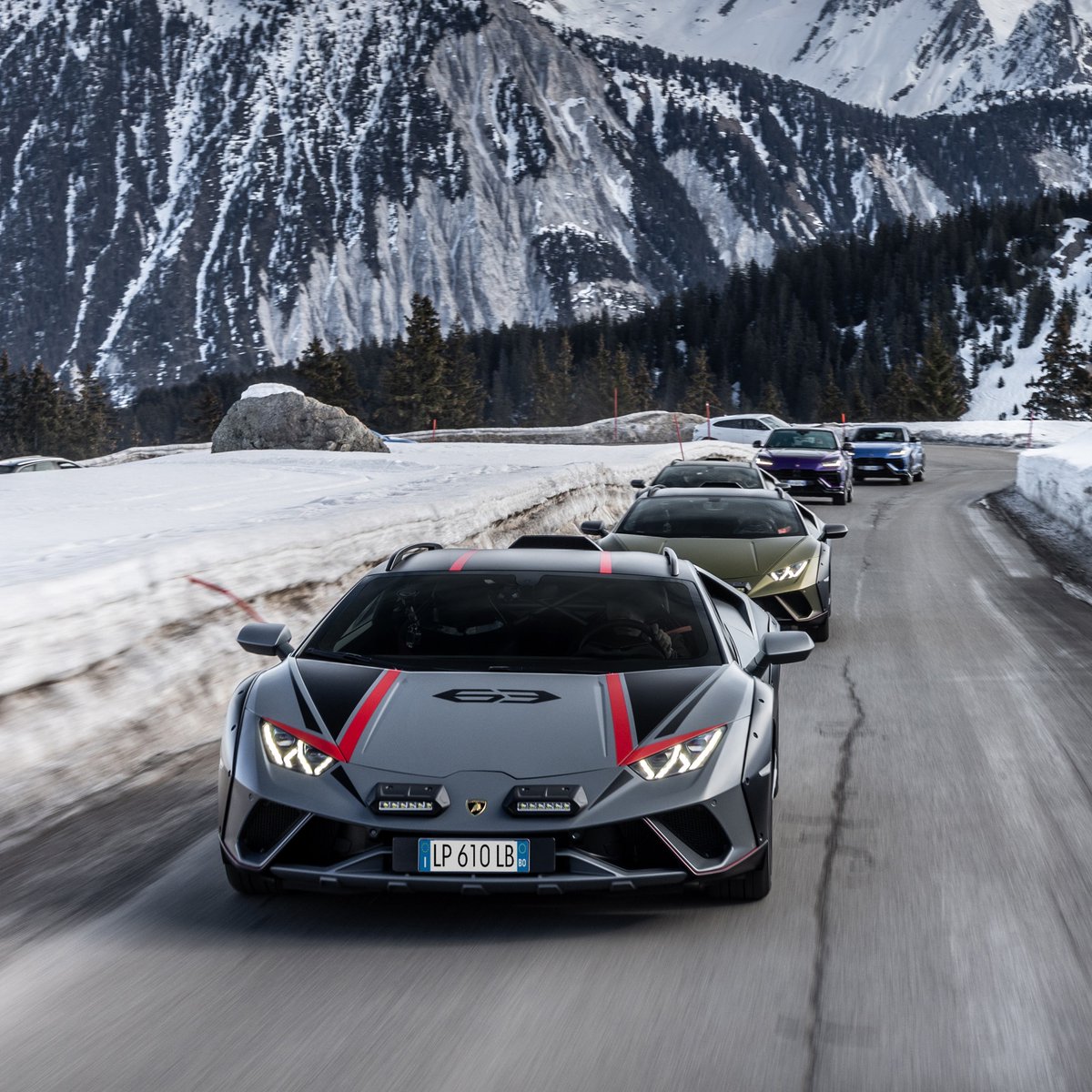 The Huracán Sterrato and Urus S harmonize their engine roars.

Huracán Sterrato: fuel consumption combined 14,9 l/100km (WLTP); CO2-emissions combined: 337 g/km (WLTP)

Urus S: fuel consumption combined 14,1 l/100km (WLTP); CO2-emissions combined: 320 g/km (WLTP)