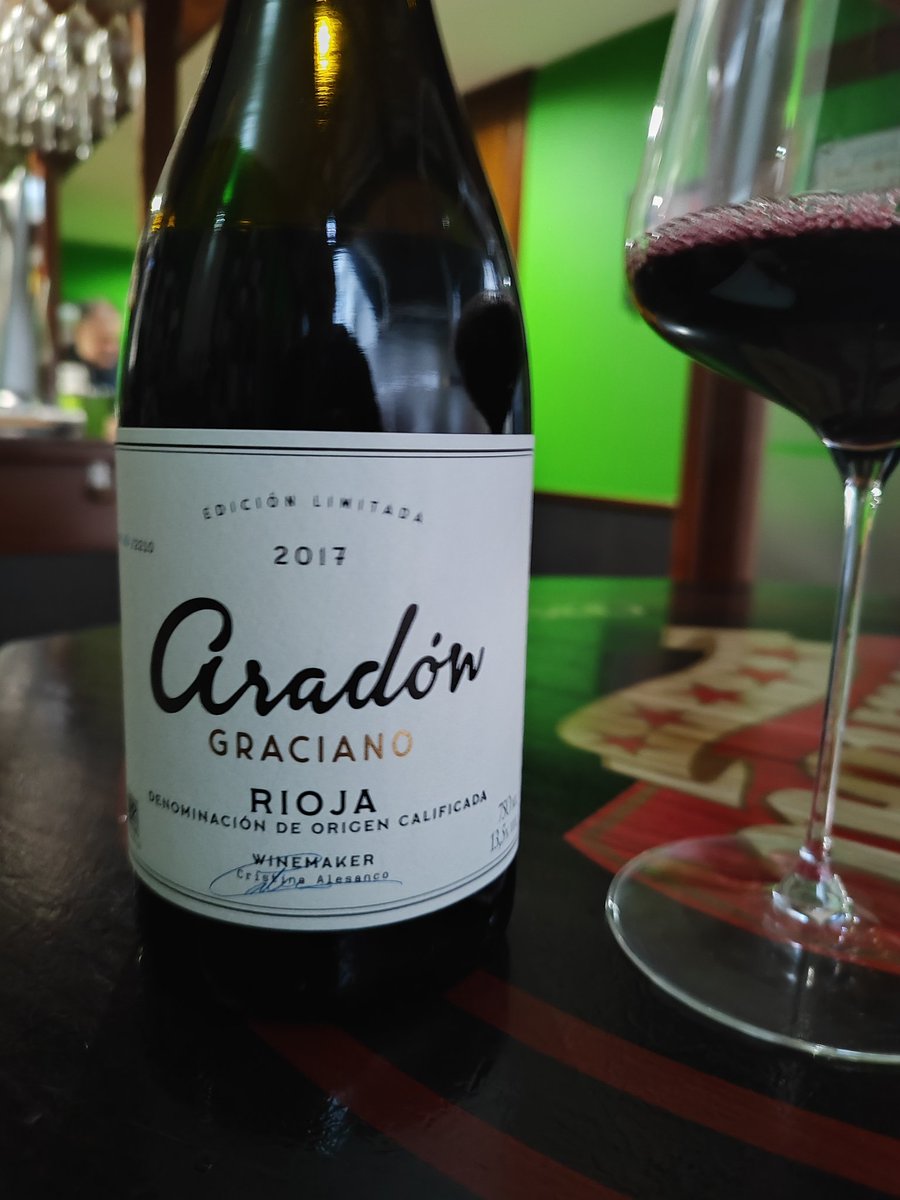 #Graciano 2017 de <a href="/bodegasaradon/">Bodegas Aradon</a> #ediciónlimitada <a href="/rioja/">Eriko</a> 
Cantas copas queres? 😉

#moderación #winetime🍷 #bardeviños #winelovers🍷 #viño #wine #instawine