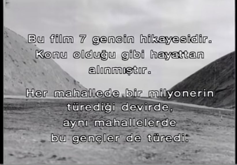 Filmin girişinde bu yazı yer alır Burada Metin Erksan , Adnan Menderes’in “Her mahallede bir milyoner yaratacağız” sözüne gönderme yaparak Demokrat Parti’ye bir eleştiri getirir