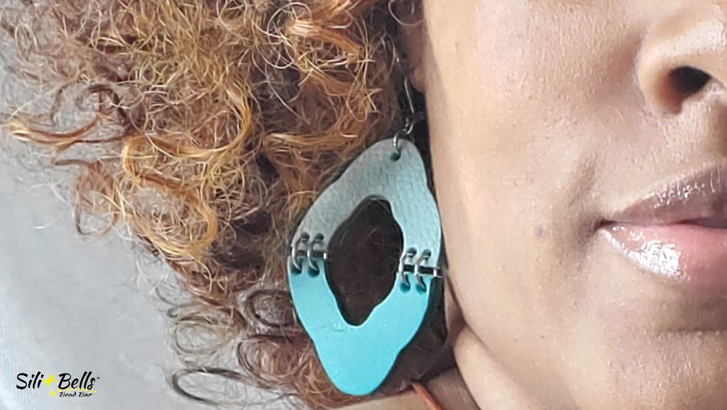 Channeling spring through our earrings🫶🏾
The weather might not cooperate but our earrings always come thru😉

Shop 👉🏾SiliBells.com
Handcrafted. Sustainable🌱 Jewelry.

#SiliBells #handmadejewelry #BlackOwnedBusiness #upcycledjewelry #chicagodesigner #blackgirlmagic